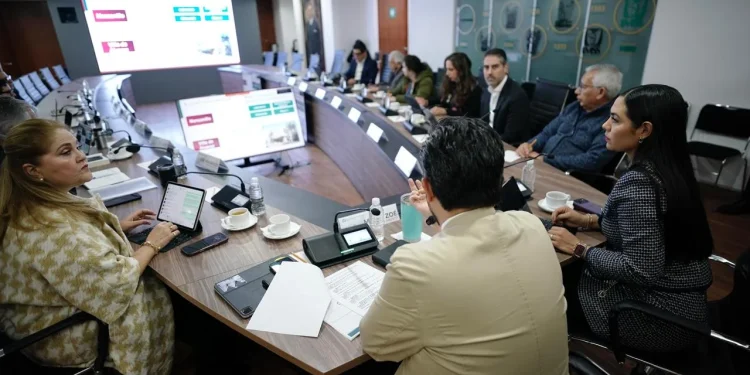 Indira Vizcaíno y Zoé Robledo dan seguimiento a acciones de salud en beneficio de colimenses