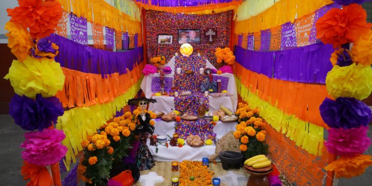 H Congreso del Estado de Colima. La Comisión de Educación, Cultura y Ciencia del Congreso del Estado, impulsó un concurso de altares de muertos el marco del 2 de noviembre, en el que participaron las diputadas y los trabajadores del Poder Legislativo