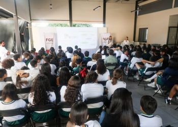 Personal de la Dirección de Prevención del Delito y Atención a Víctimas de la Fiscalía General del Estado de Colima acudió al Colegio Gandhi, nivel secundaria, para impartir una charla informativa sobre los temas de extorsión telefónica y secuestro virtual. FGE