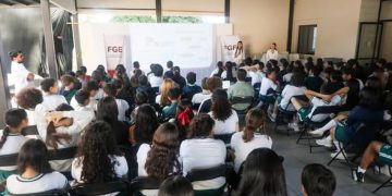 Personal de la Dirección de Prevención del Delito y Atención a Víctimas de la Fiscalía General del Estado de Colima acudió al Colegio Gandhi, nivel secundaria, para impartir una charla informativa sobre los temas de extorsión telefónica y secuestro virtual. FGE