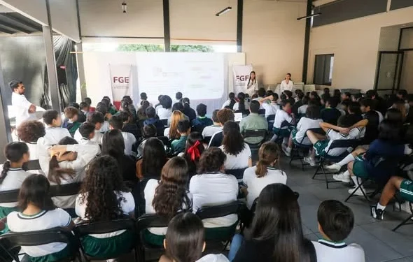 Personal de la Dirección de Prevención del Delito y Atención a Víctimas de la Fiscalía General del Estado de Colima acudió al Colegio Gandhi, nivel secundaria, para impartir una charla informativa sobre los temas de extorsión telefónica y secuestro virtual. FGE