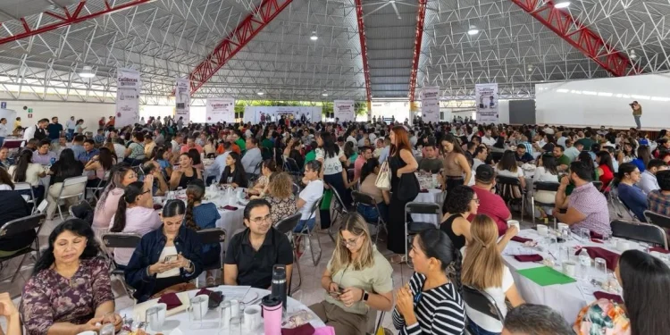 Indira Vizcaíno concluye entrega de laptops gratuitas a docentes de primarias públicas