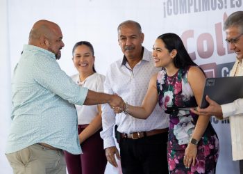 Indira Vizcaíno entregó 575 laptops gratuitas a maestras y maestros de primaria, en Villa de Álvarez