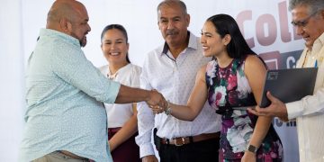 Indira Vizcaíno entregó 575 laptops gratuitas a maestras y maestros de primaria, en Villa de Álvarez