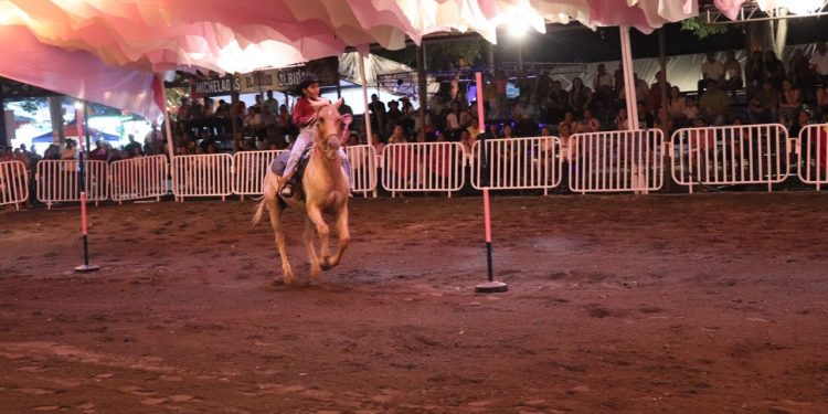 Arrancó la fiesta del Rodeo en el Teatro del Caballo de la Feria de Colima