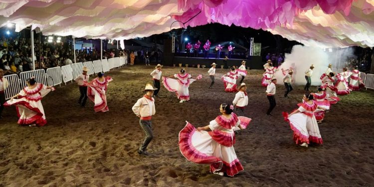 ‘Conquistador’ deslumbra al público en el Teatro del Caballo de la Feria de Colima 2025