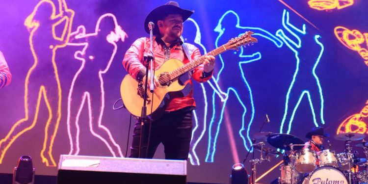 Miles de personas disfrutaron el concierto gratuito con Grupo Palomo en el Foro Principal de la Feria de Colima