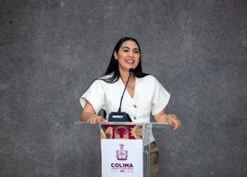 Gobernadora de Colima entrega reconocimientos a personal que ayudó en emergencias en estados afectados