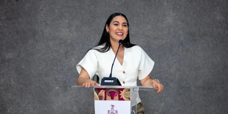 Gobernadora de Colima entrega reconocimientos a personal que ayudó en emergencias en estados afectados