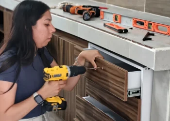 Gobierno del Estado de Colima impulsa el autoempleo con capacitación gratuita en pegapiso y mobiliario