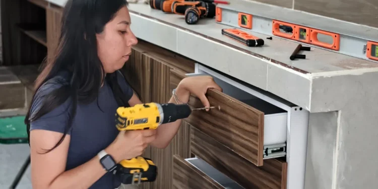 Gobierno del Estado de Colima impulsa el autoempleo con capacitación gratuita en pegapiso y mobiliario