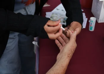 Salud Colima recomienda evitar excesos en alimentos y bebidas en la época decembrina