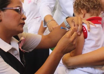 Salud Colima reporta avance de 45% en vacunación contra influenza; pide acudir a inocularse