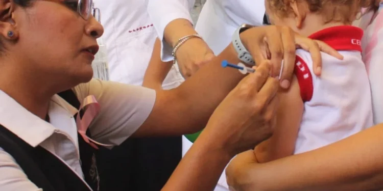 Salud Colima reporta avance de 45% en vacunación contra influenza; pide acudir a inocularse