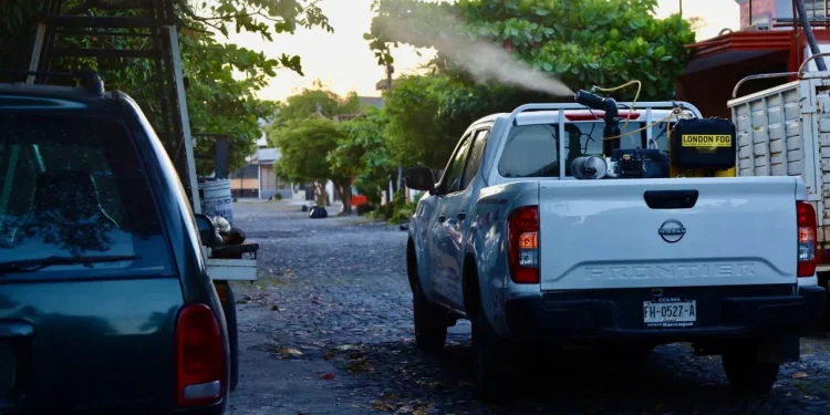 Salud Colima mantiene firme la fumigación contra el dengue