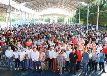 Multitudinaria entrega de tarjetas de la Beca “Benito Juárez”