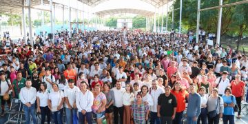 Multitudinaria entrega de tarjetas de la Beca “Benito Juárez”