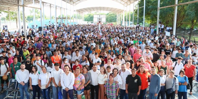 Multitudinaria entrega de tarjetas de la Beca “Benito Juárez”