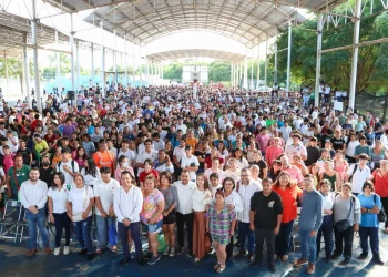 Multitudinaria entrega de tarjetas de la Beca “Benito Juárez”