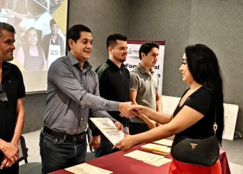 Gobierno del Estado de Colima entrega actas de propiedad a personas emprendedoras