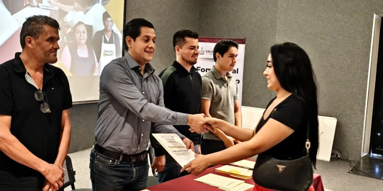 Gobierno del Estado de Colima entrega actas de propiedad a personas emprendedoras