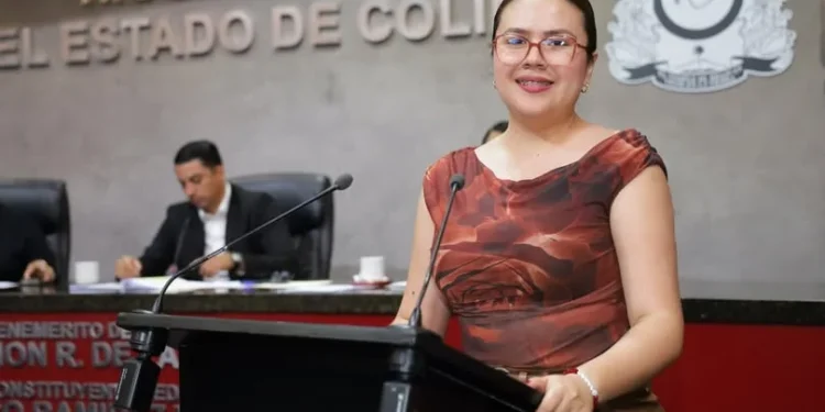H Congreso del Estado de Colima. La diputada Karen Jurado da lectura al dictamen que propone la armonización de la Ley que Establece las Cuotas y Tarifas para el Pago de Derechos por los Servicios Públicos de Agua Potable