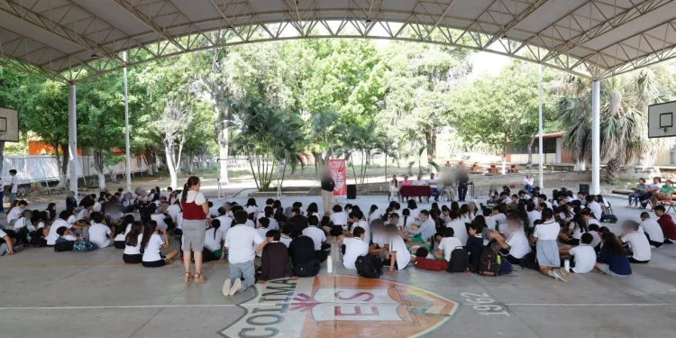 Congreso y Policía Cibernética llevan charla a secundaria Enrique Corona Morfín sobre seguridad y violencia de género en redes