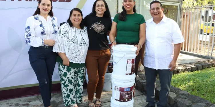 Entrega Secretaría de Educación pintura para mejorar escuelas del estado de Colima