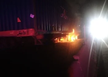 Se incendia contenedor de tráiler en autopista Colima-Manzanillo antes de llegar a La Salada; UEPC sugiere tomar vías alternas