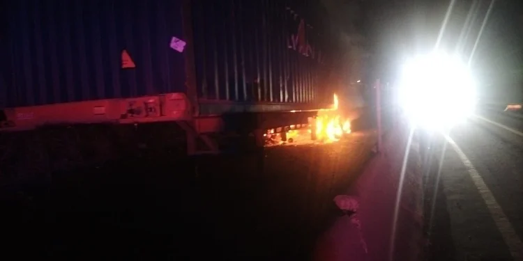 Se incendia contenedor de tráiler en autopista Colima-Manzanillo antes de llegar a La Salada; UEPC sugiere tomar vías alternas