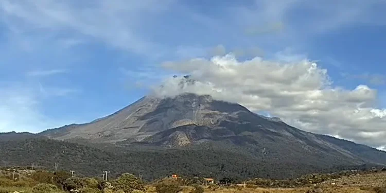 Volcán de Colima mantiene actividad estable y sin riesgo: UEPC