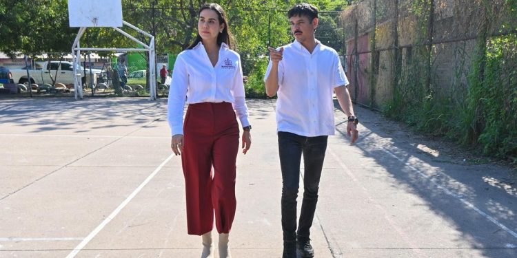 Rosi Bayardo inicia rehabilitación de la cancha de usos múltiples de la colonia Primavera en Tapeixtles