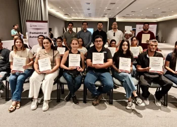 Gobierno del Estado de Colima entrega actas de propiedad a personas emprendedoras