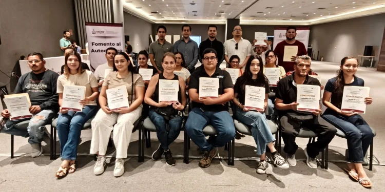 Gobierno del Estado de Colima entrega actas de propiedad a personas emprendedoras