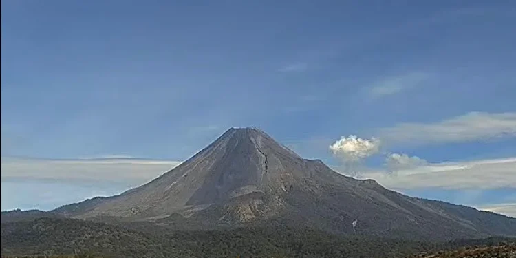 Volcán de Colima mantiene actividad estable y sin riesgo: UEPC
