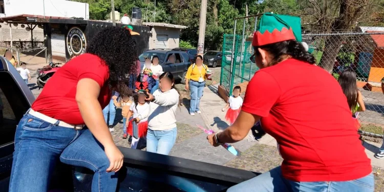 SSP lleva Caravana Navideña ‘La Magia de la Prevención’ a comunidades de Comala