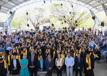 La presidenta Rosi Bayardo asistió a la ceremonia de graduación de la generación diciembre 2025 del Tecnm – Colima, donde acompañó a 182 estudiantes en este importante logro académico.