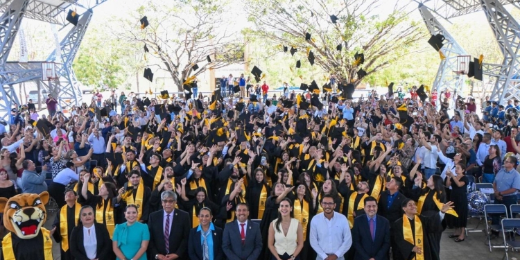 La presidenta Rosi Bayardo asistió a la ceremonia de graduación de la generación diciembre 2025 del Tecnm – Colima, donde acompañó a 182 estudiantes en este importante logro académico.