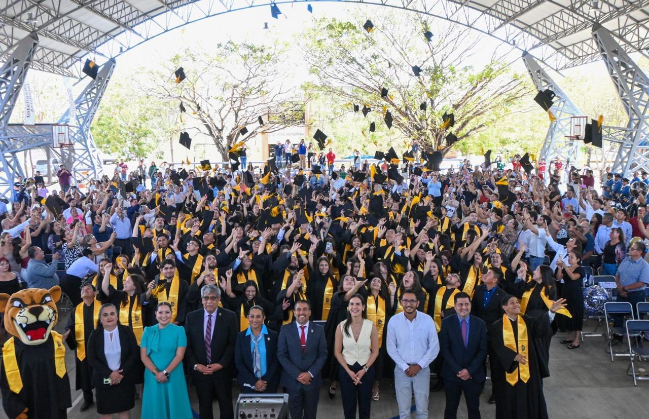 La presidenta Rosi Bayardo asistió a la ceremonia de graduación de la generación diciembre 2025 del Tecnm – Colima, donde acompañó a 182 estudiantes en este importante logro académico.