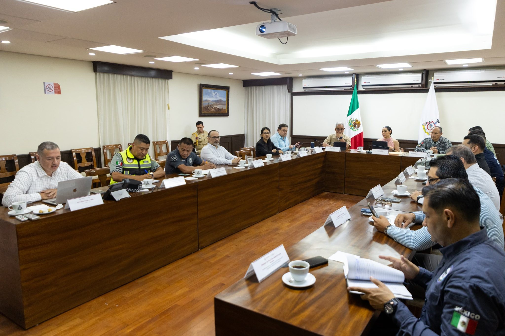 De la reunión de la Mesa de Coordinación Estatal para la Construcción de Paz y Seguridad, la gobernadora de Colima, Indira Vizcaíno Silva comparte lo siguiente: