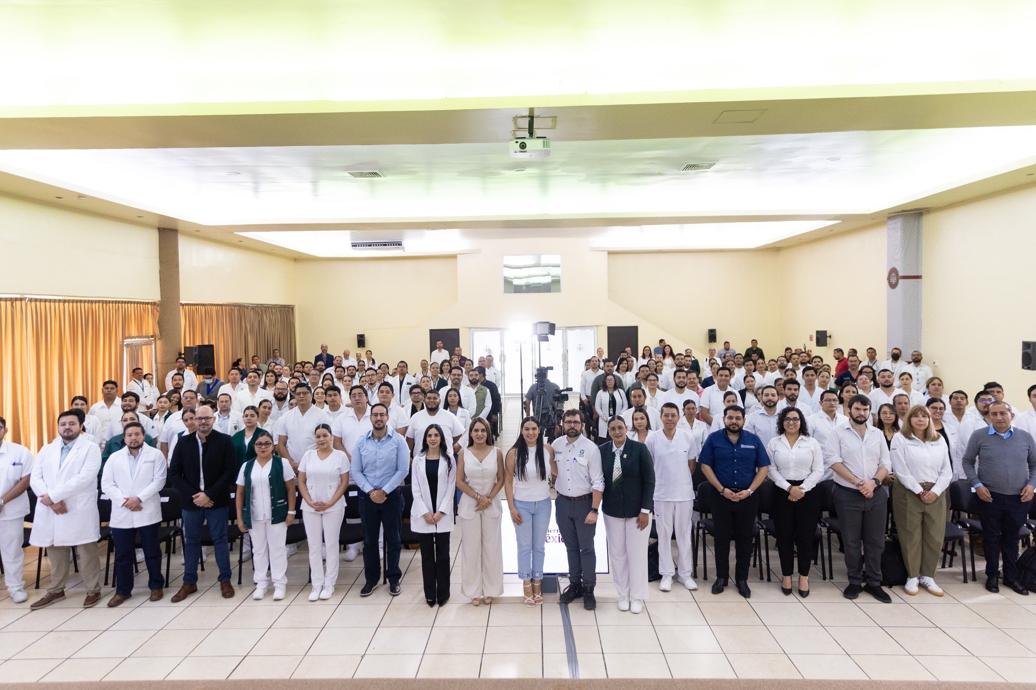 La gobernadora de Colima, Indira Vizcaíno Silva, participó en el evento ‘Más especialistas, más enfermeras, más bienestar’,