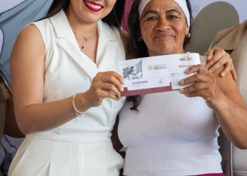 Gobernadora de Colima acompañó a la entrega de tarjetas de Bienpesca en Manzanillo