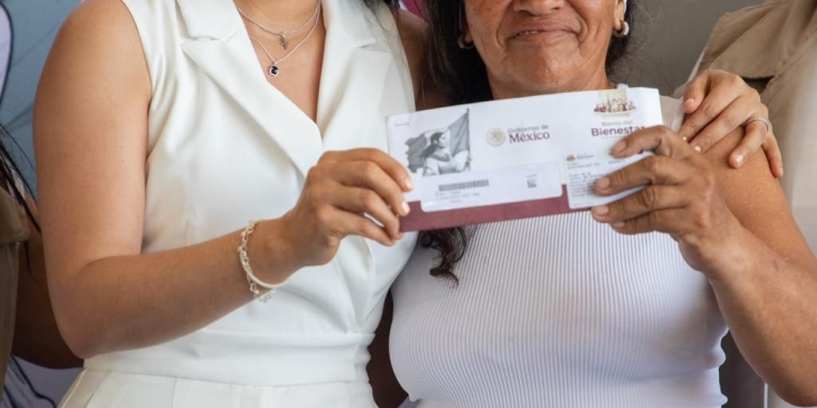 Gobernadora de Colima acompañó a la entrega de tarjetas de Bienpesca en Manzanillo