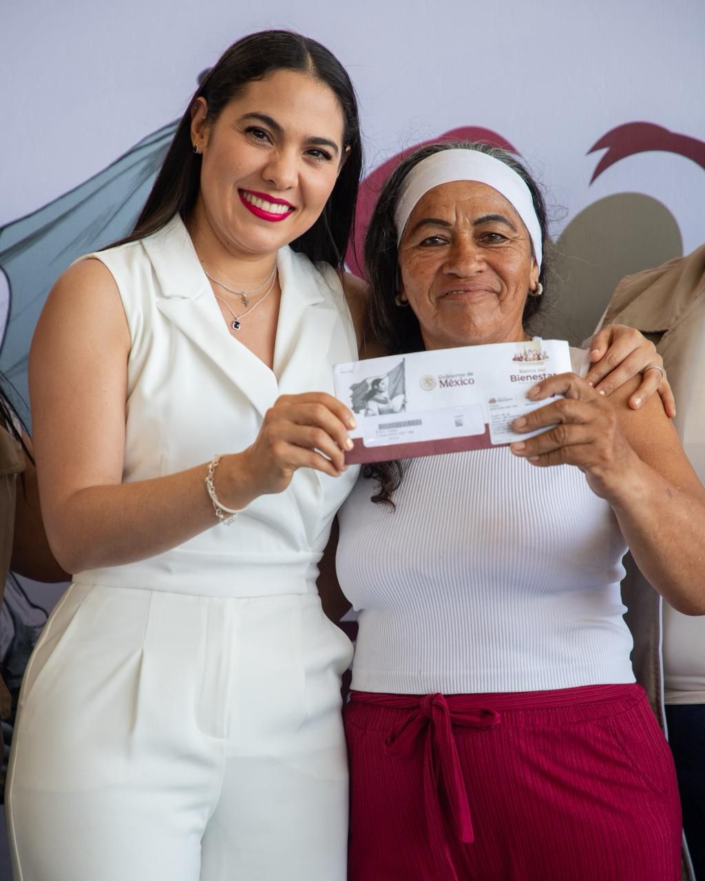 Gobernadora de Colima acompañó a la entrega de tarjetas de Bienpesca en Manzanillo