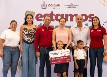 Indira Vizcaíno les entrega sus tarjetas de ‘Mi ColiBeca para Empezar’ a 472 estudiantes de preescolar, en Tecomán
