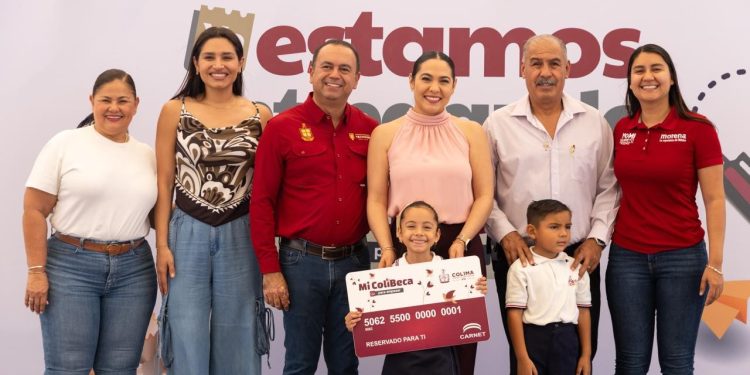 Indira Vizcaíno les entrega sus tarjetas de ‘Mi ColiBeca para Empezar’ a 472 estudiantes de preescolar, en Tecomán