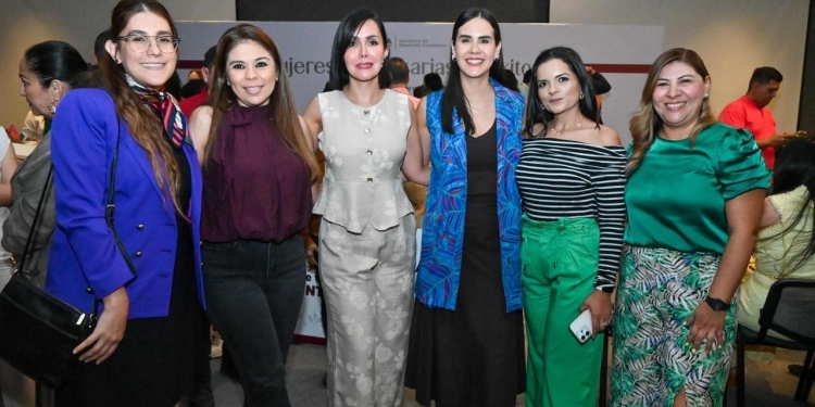 Rosi Bayardo celebra el esfuerzo de mujeres colimenses en Panel “Mujeres Empresarias de Éxito”