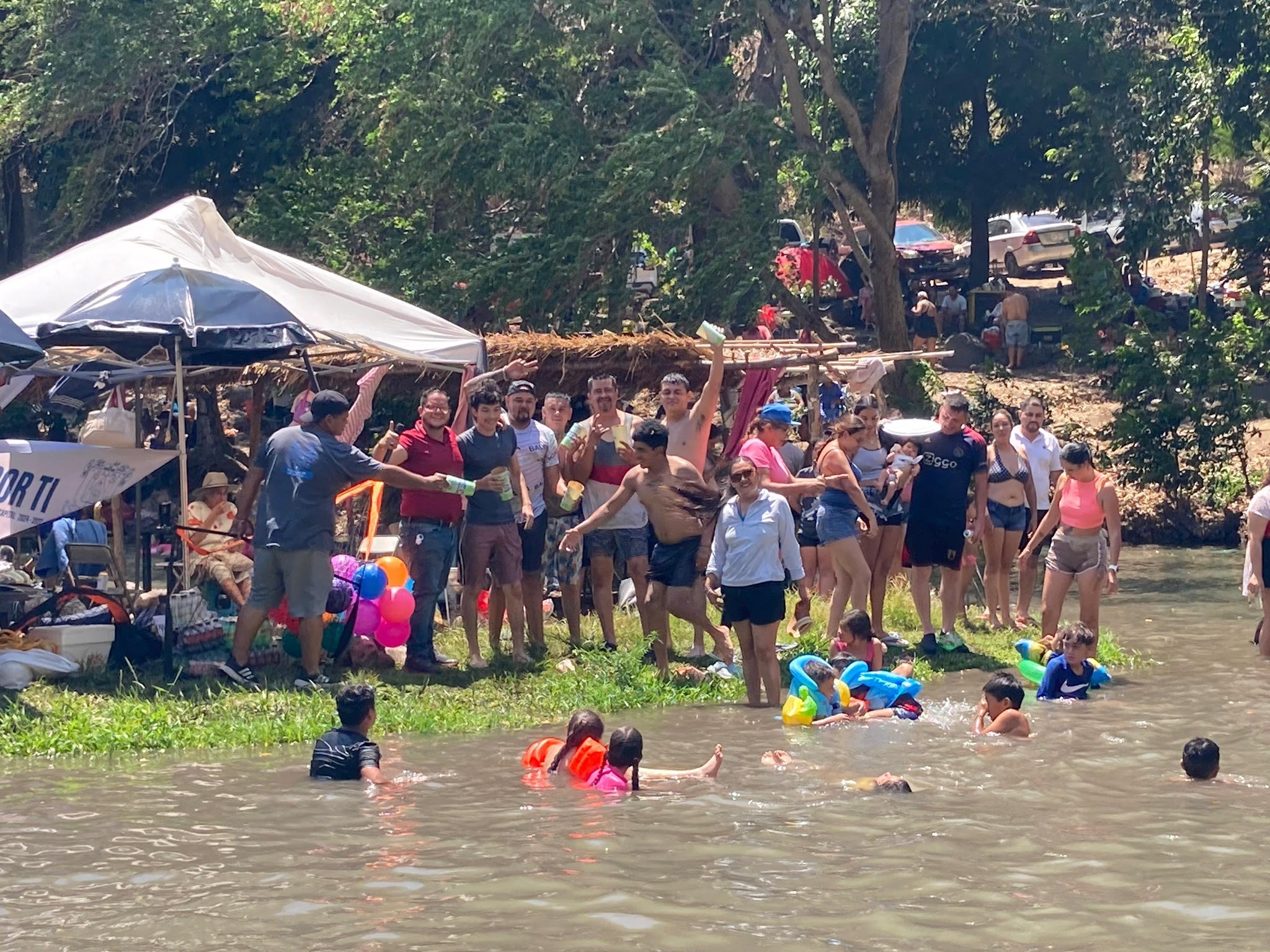Entre risas, música y grandes momentos en familia, se disfruta El Hervidero