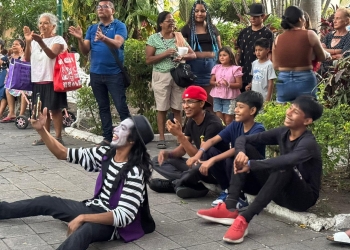 Jardín Libertad se llena de risas con espectáculo de títeres y clowns