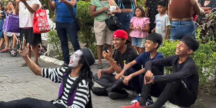 Jardín Libertad se llena de risas con espectáculo de títeres y clowns
